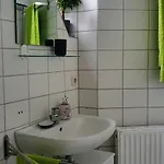 *to Hus* Am Rande Von *