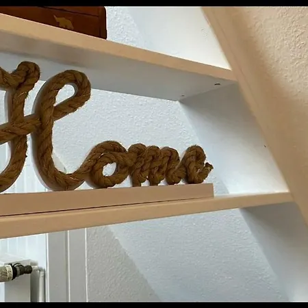 *to Hus* Am Rande Von