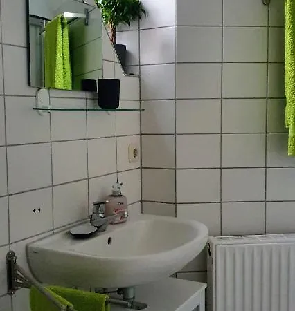 *to Hus* Am Rande Von *