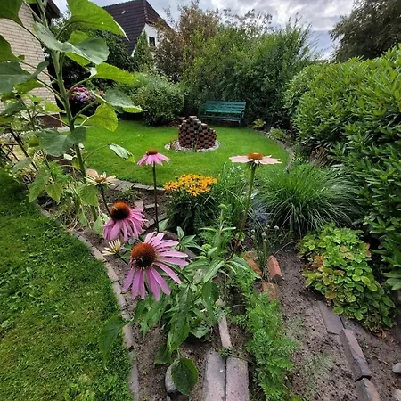 *to Hus* Am Rande Von