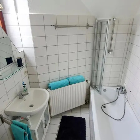 *to Hus* Am Rande Von