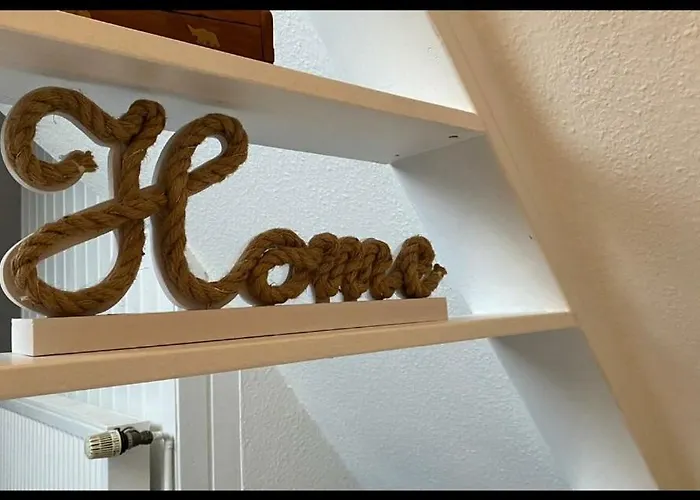 *to Hus* Am Rande Von