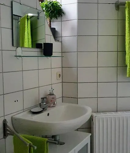 *to Hus* Am Rande Von *