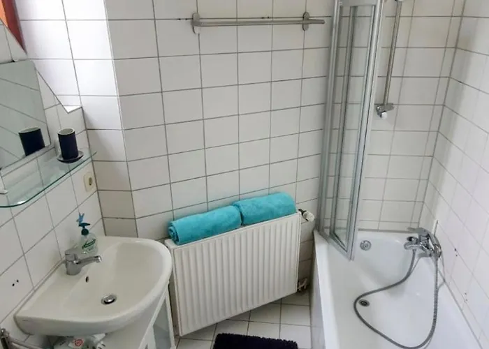 *to Hus* Am Rande Von